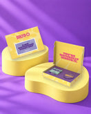 Giftbox 'You make a big difference every day' op gele sokkels in paarse studio