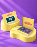 Giftbox 'Here’s to a natural super hero' op gele sokkels in paarse studio