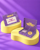 Giftbox 'Here's something sweet to celebrate' op gele sokkels in paarse studio